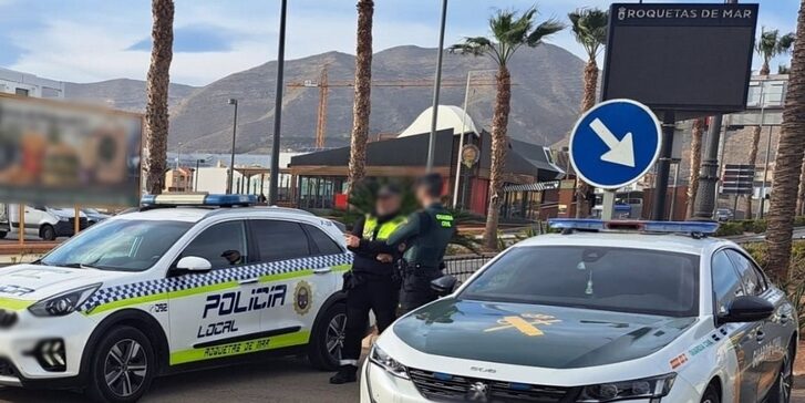 Archivo – Agentes y vehículos policiales de Policía Local de Roquetas de Mar y Guardia Civil.